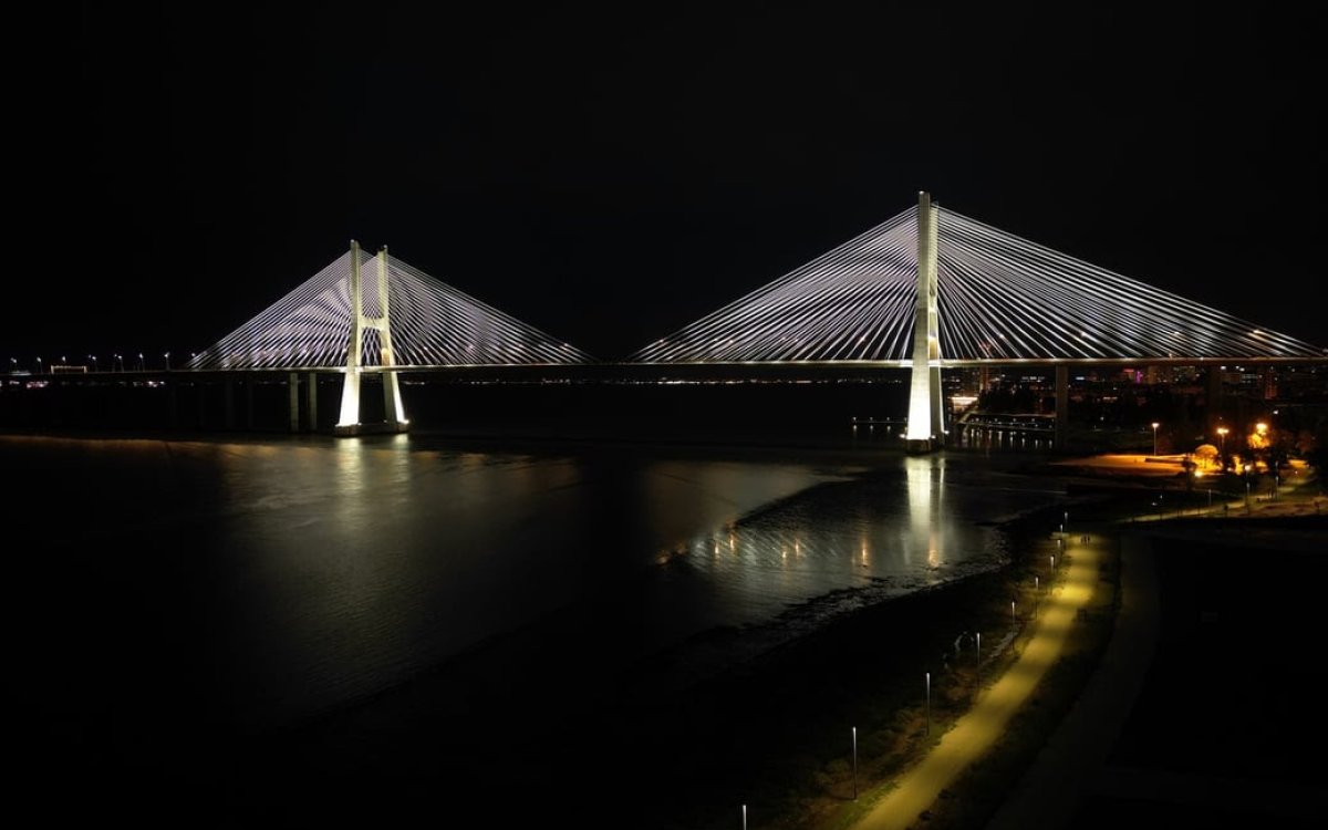 TELEVÉS. El icónico Ponte Vasco da Gama de Lisboa brilla con nueva luz gracias a Televés