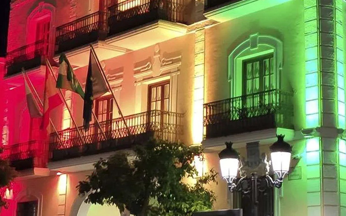 Secom ilumina la fachada del Ayuntamiento de Almuñecar
