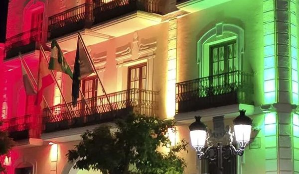 Secom ilumina la fachada del Ayuntamiento de Almuñecar