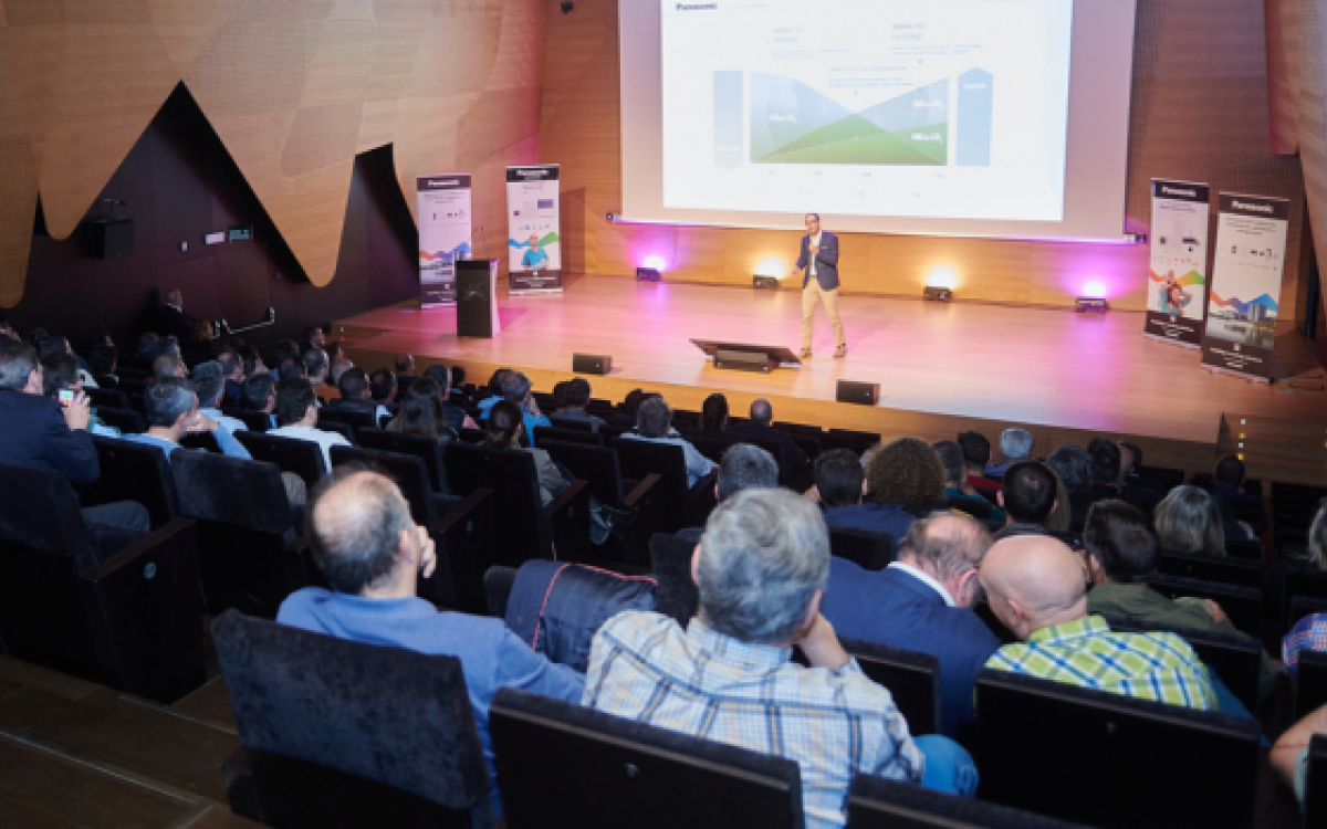 Panasonic presenta las principales novedades de 2023 en una sesión plenaria con clientes en Zaragoza