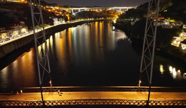 TELEVÉS: Ilumina el puente Luís I, símbolo de la ciudad de Oporto y del río Duero